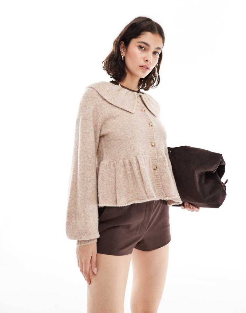 Miss Selfridge - Strickjacke in Camel mit Rüschenkragen und Schößchensaum-Neutral von Miss Selfridge