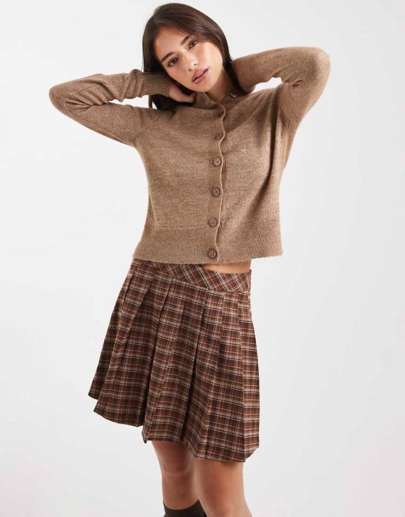Miss Selfridge - Strickjacke in Camel mit Rundhalsausschnitt-Neutral Miss Selfridge - Strickjacke in Camel mit Rundhalsausschnitt-Neutral von Miss Selfridge