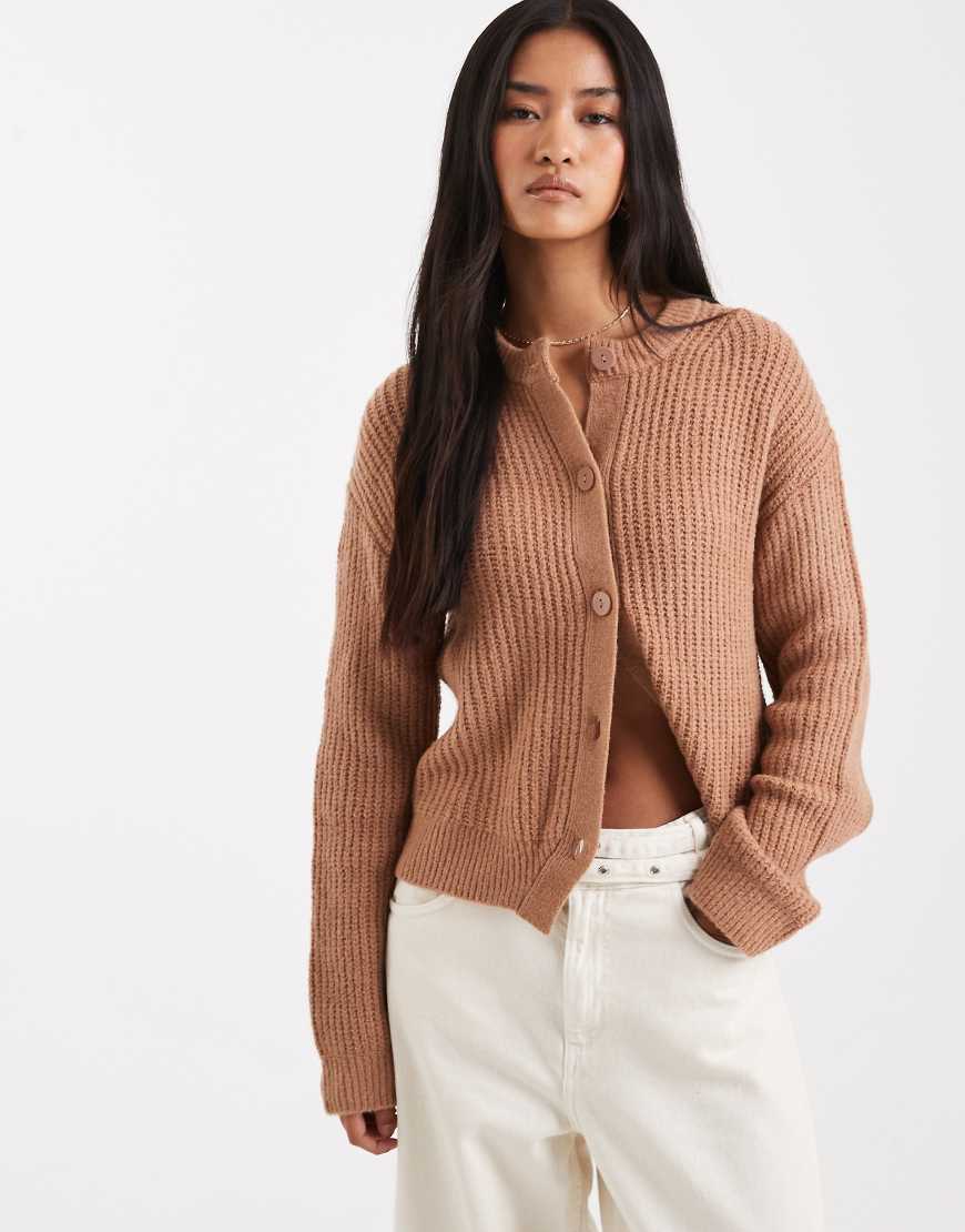 Miss Selfridge - Strickjacke in Camel mit breiter Rippenstruktur und Rundhalsausschnitt-Grün von Miss Selfridge