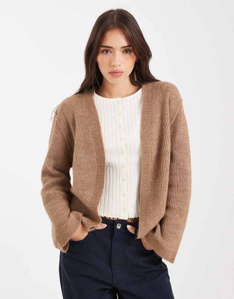 Miss Selfridge - Strickjacke in Camel mit offenem Design-Neutral Miss Selfridge - Strickjacke in Camel mit offenem Design-Neutral von Miss Selfridge