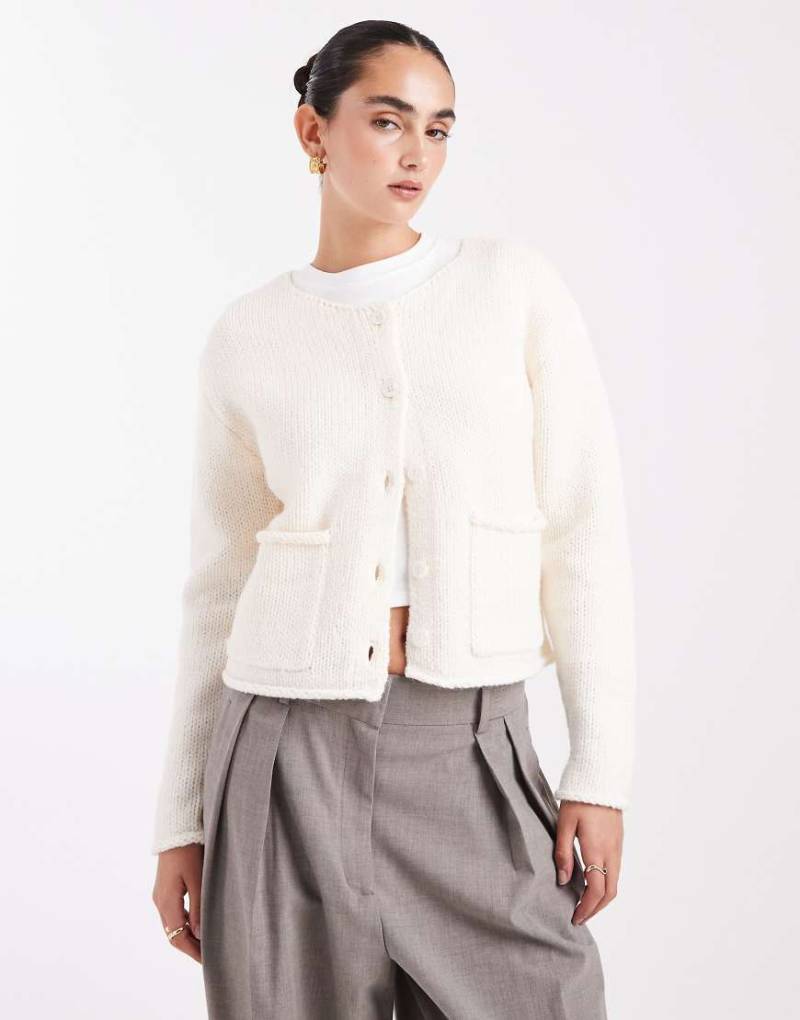 Miss Selfridge - Strickjacke in Cremeweiß mit Taschen-Detail von Miss Selfridge