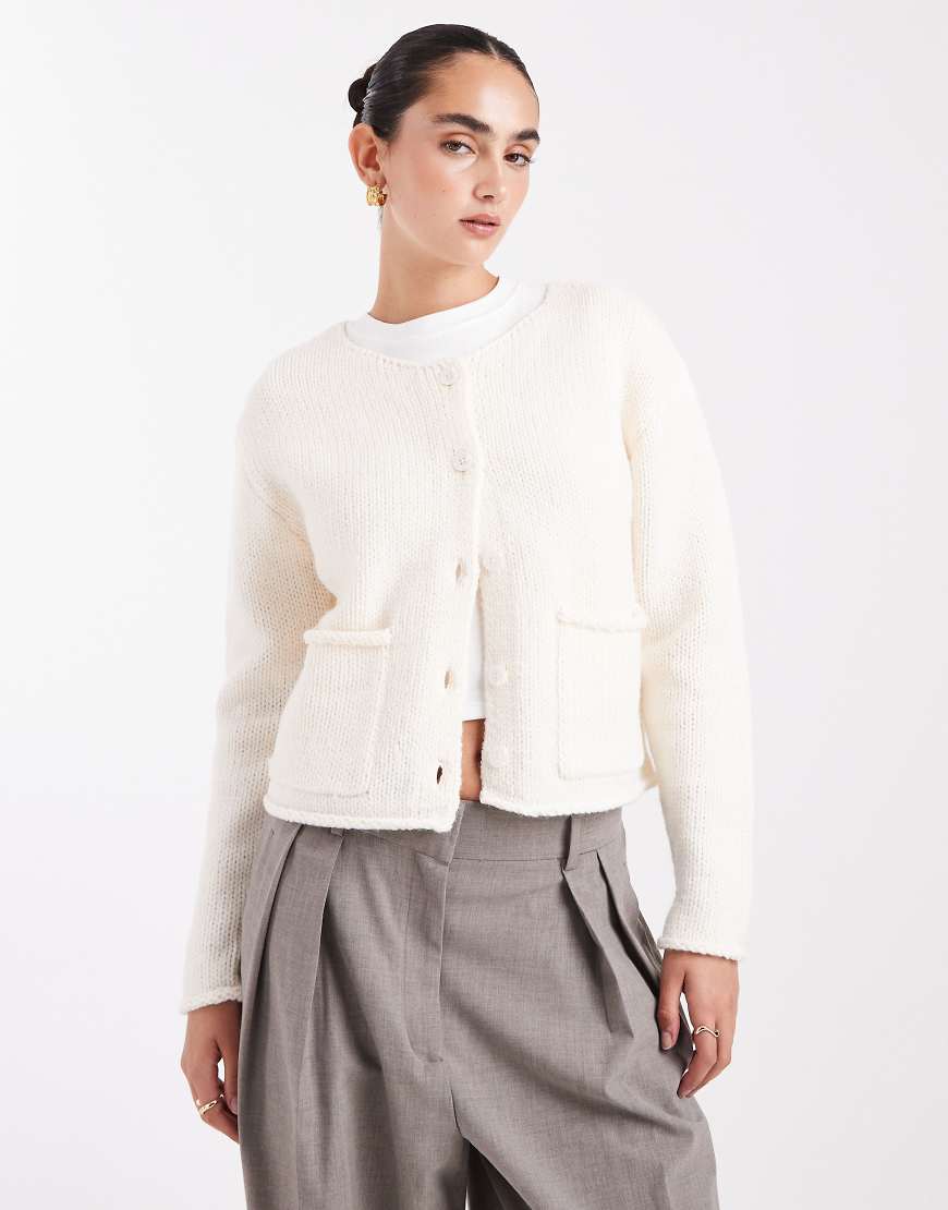 Miss Selfridge - Strickjacke in Cremeweiß mit Taschen-Detail von Miss Selfridge