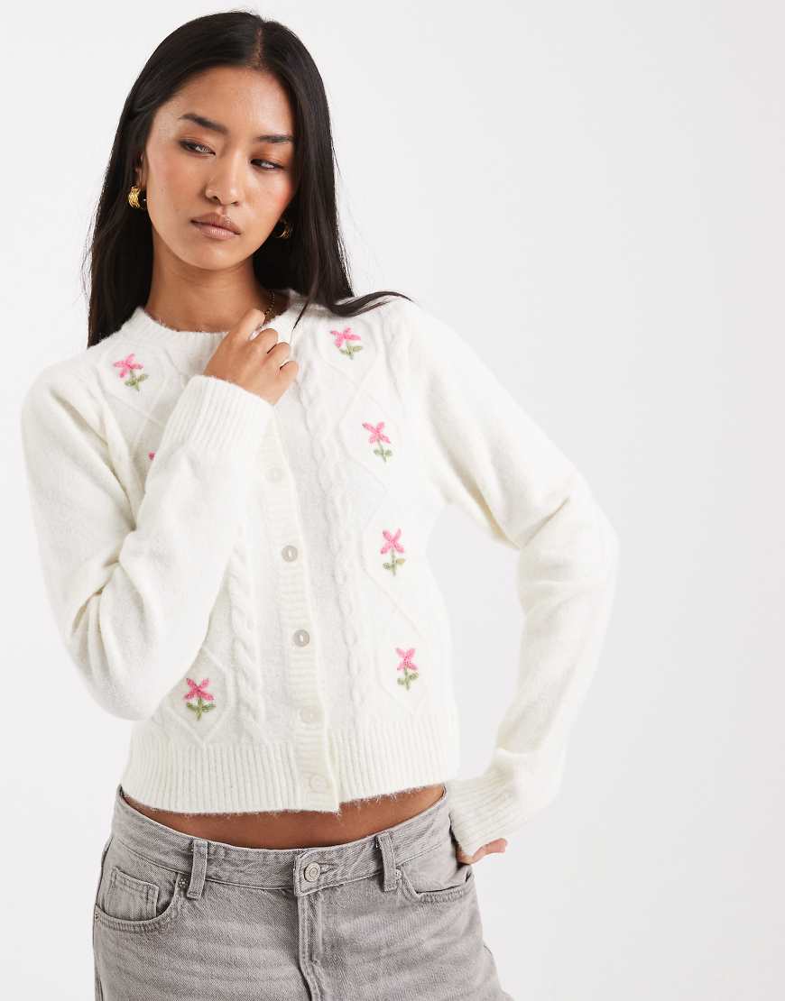 Miss Selfridge - Strickjacke in Cremeweiß mit Zopfmuster von Miss Selfridge