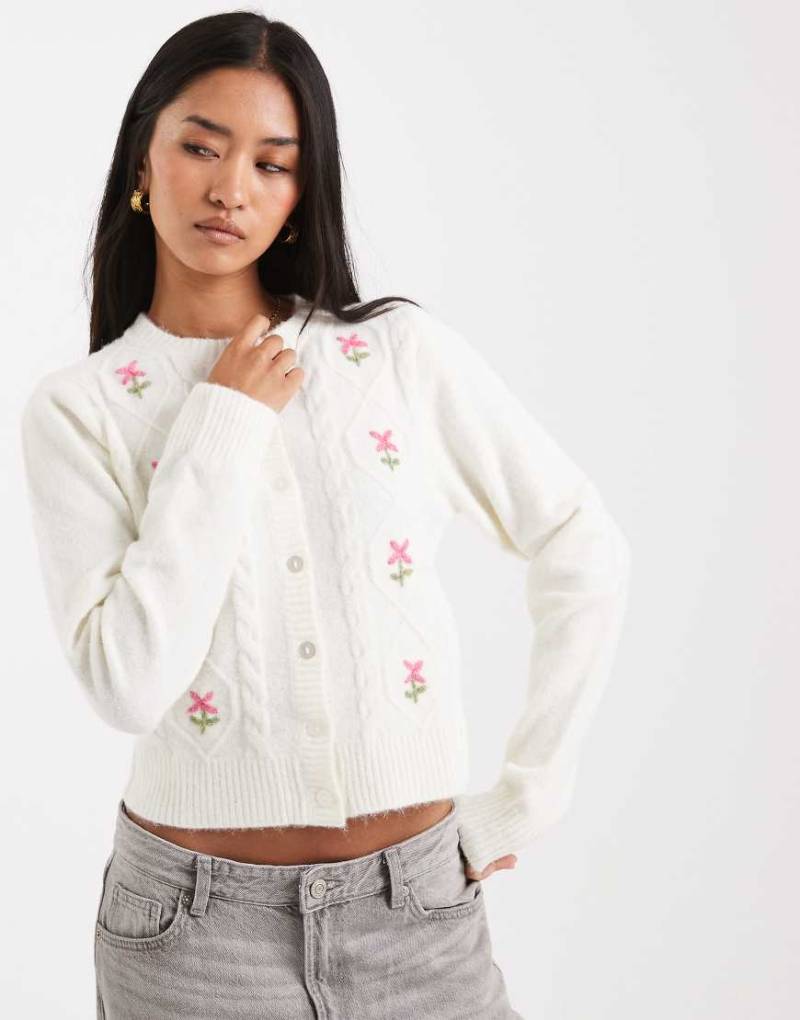 Miss Selfridge - Strickjacke in Cremeweiß mit Zopfmuster von Miss Selfridge