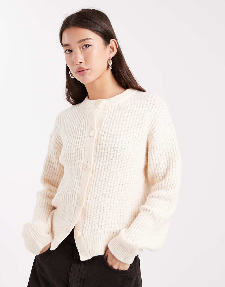 Miss Selfridge - Strickjacke in Cremeweiß mit breiter Rippenstruktur und Rundhalsausschnitt von Miss Selfridge