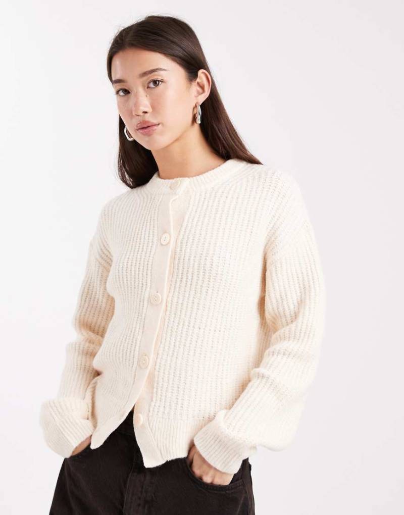 Miss Selfridge - Strickjacke in Cremeweiß mit breiter Rippenstruktur und Rundhalsausschnitt Miss Selfridge - Strickjacke in Cremeweiß mit breiter Rippenstruktur und Rundhalsausschnitt von Miss Selfridge
