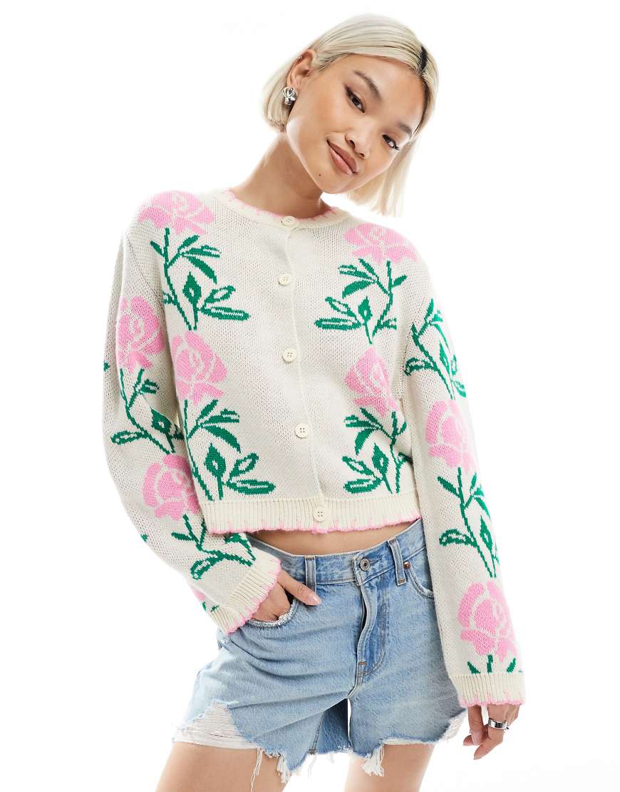 Miss Selfridge - Strickjacke in Cremeweiß mit rosa Blumenmuster und Langettenstich-Bunt Miss Selfridge - Strickjacke in Cremeweiß mit rosa Blumenmuster und Langettenstich-Bunt von Miss Selfridge