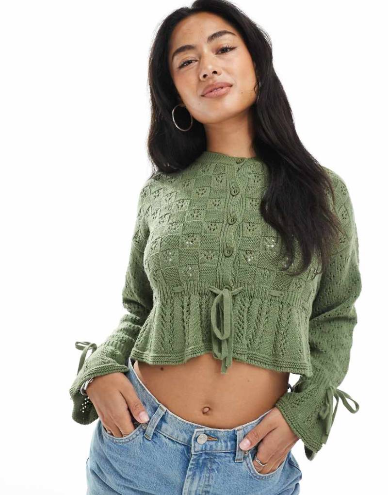 Miss Selfridge - Strickjacke in Grün mit Rüschen und Bindedetail an Taille von Miss Selfridge