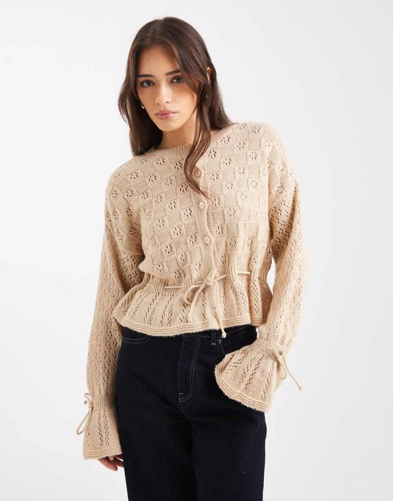 Miss Selfridge - Strickjacke in Haferbeige mit Rüschen und Bindedetail an Taille-Neutral von Miss Selfridge