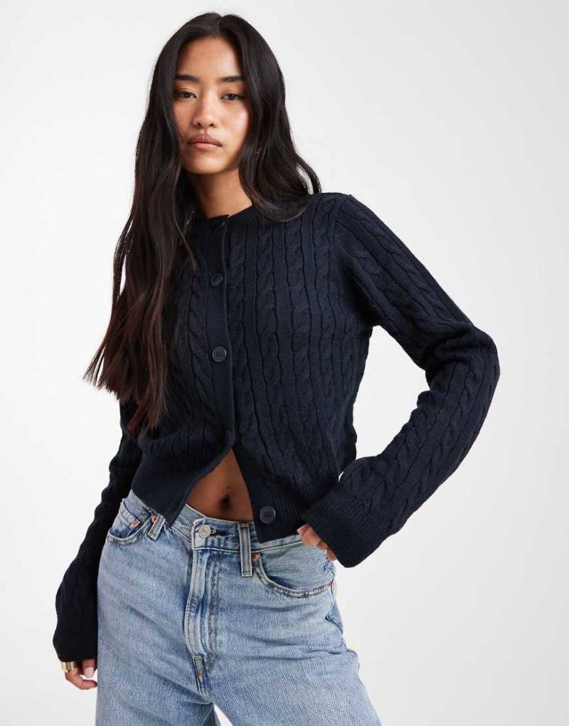 Miss Selfridge - Strickjacke in Marineblau mit Rundhalsausschnitt und Zopfmuster-Grün von Miss Selfridge