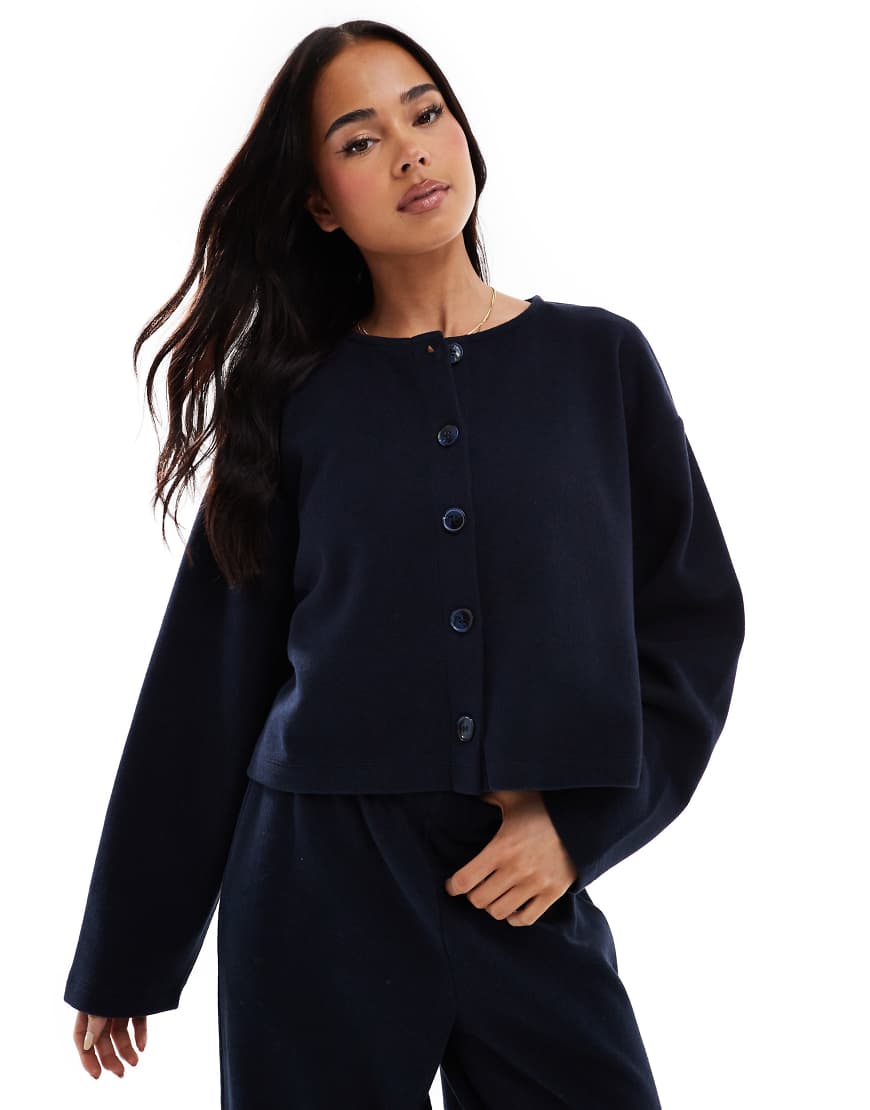 Miss Selfridge - Strickjacke in Marineblau mit weicher Rippenstruktur von Miss Selfridge