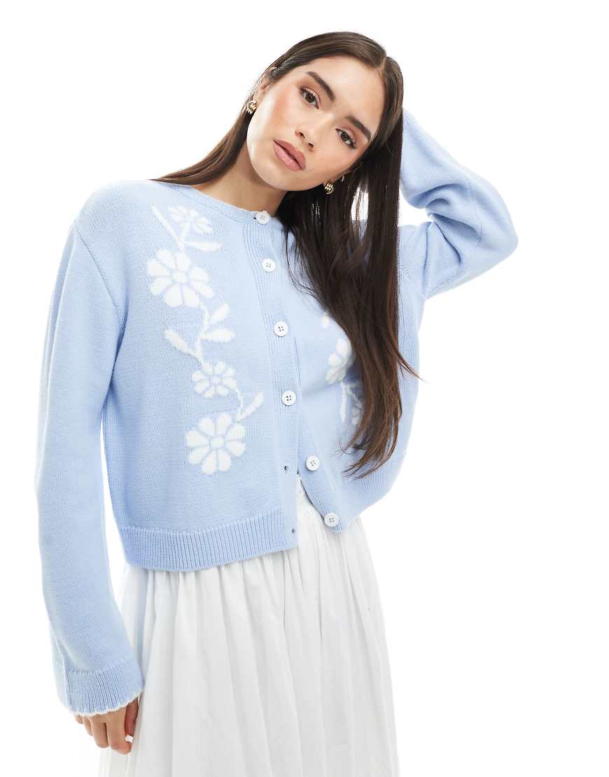 Miss Selfridge - Strickjacke in Puderblau mit floralem Jacquard-Detail in Kontrastfarbe Miss Selfridge - Strickjacke in Puderblau mit floralem Jacquard-Detail in Kontrastfarbe von Miss Selfridge