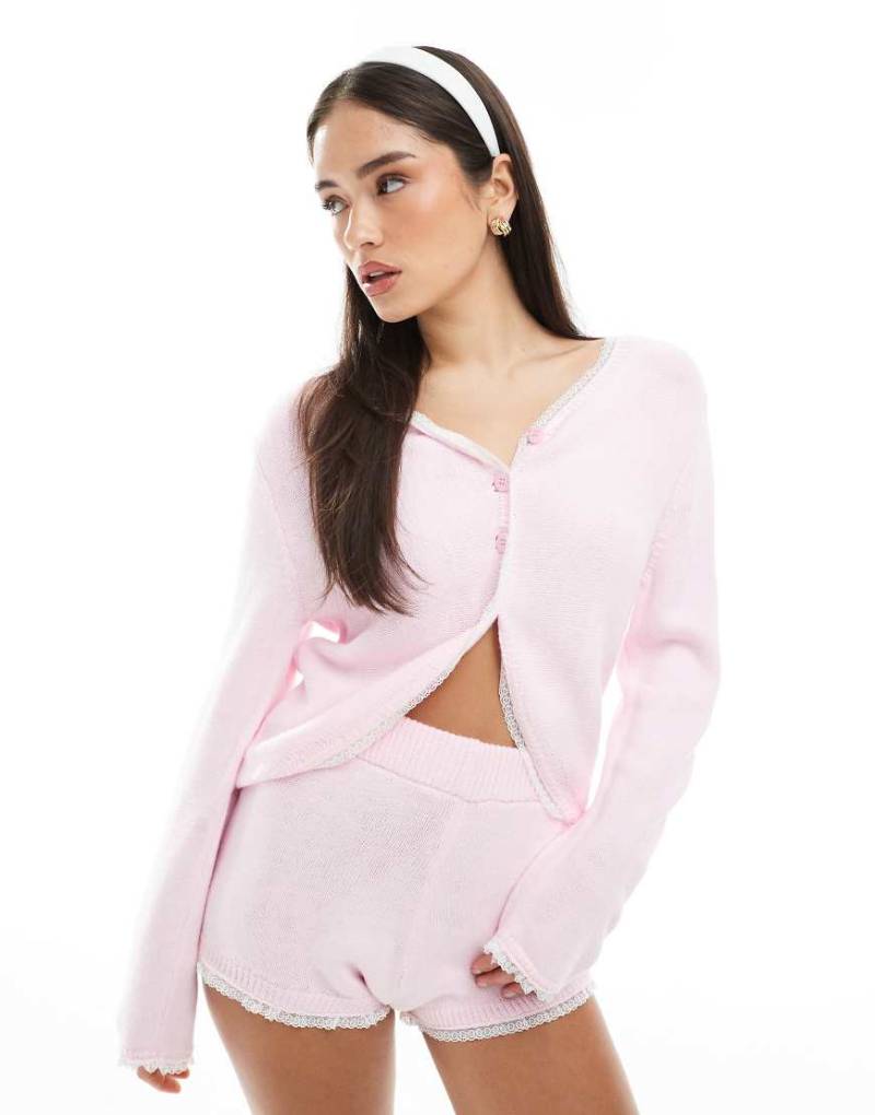 Miss Selfridge - Strickjacke in Rosa mit Spitzenrand, Kombiteil von Miss Selfridge