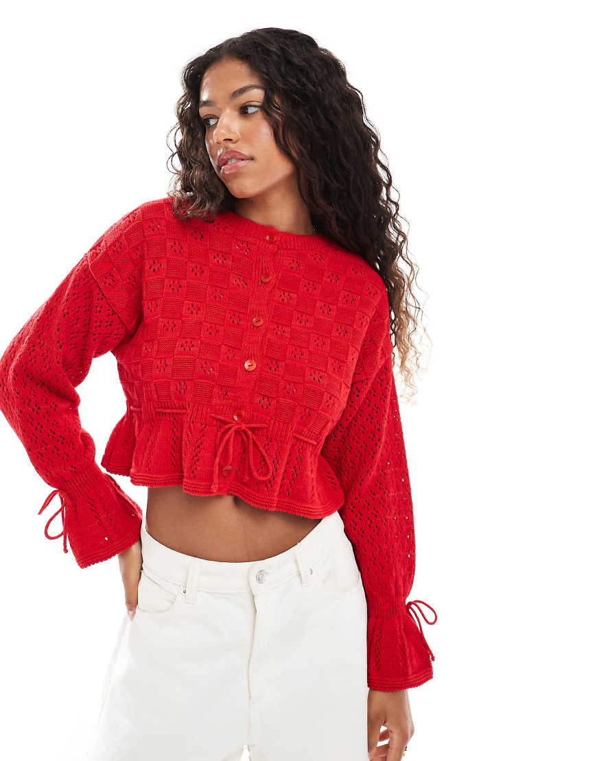 Miss Selfridge - Strickjacke in Rot mit Rüschen und Bindedetail an Taille von Miss Selfridge