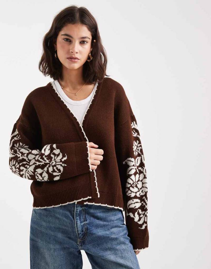 Miss Selfridge - Strickjacke in Schokobraun mit Languettenstich und Blumen-Stempelprint-Brown von Miss Selfridge