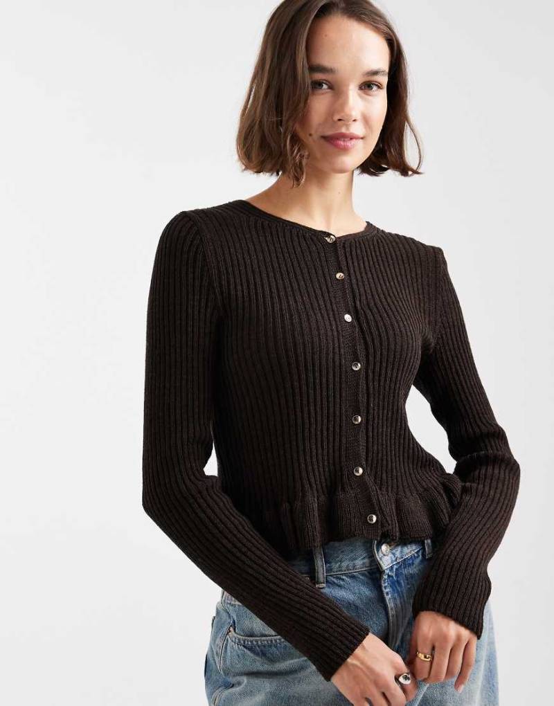 Miss Selfridge - Strickjacke in Schokobraun mit Schößchen-Brown von Miss Selfridge