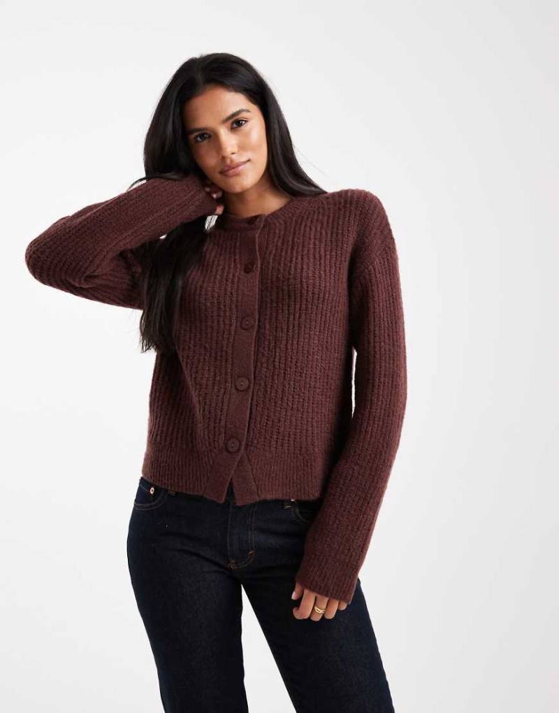 Miss Selfridge - Strickjacke in Schokobraun mit breiter Rippenstruktur und Rundhalsausschnitt-Brown von Miss Selfridge