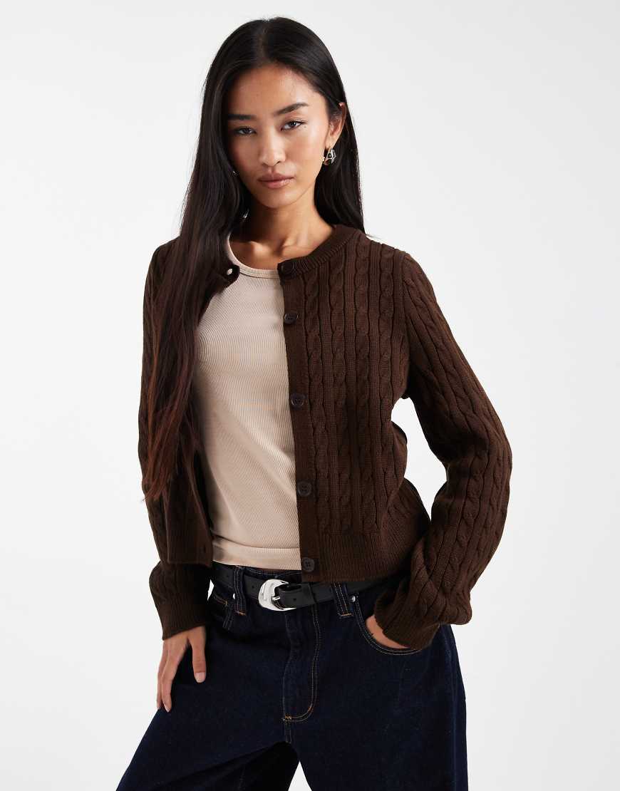 Miss Selfridge - Strickjacke in Schokoladenbraun mit Zopfmuster und Rundhalsausschnitt-Brown von Miss Selfridge