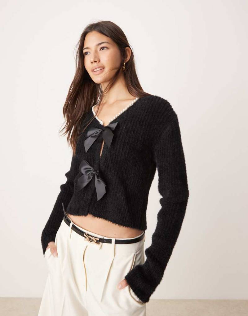 Miss Selfridge - Strickjacke in Schwarz mit Kunstperlenborte und Schleifendesign von Miss Selfridge