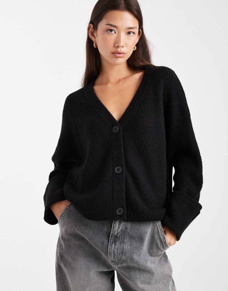 Miss Selfridge - Strickjacke in Schwarz mit breiten Bündchen und V-Ausschnitt Miss Selfridge - Strickjacke in Schwarz mit breiten Bündchen und V-Ausschnitt von Miss Selfridge