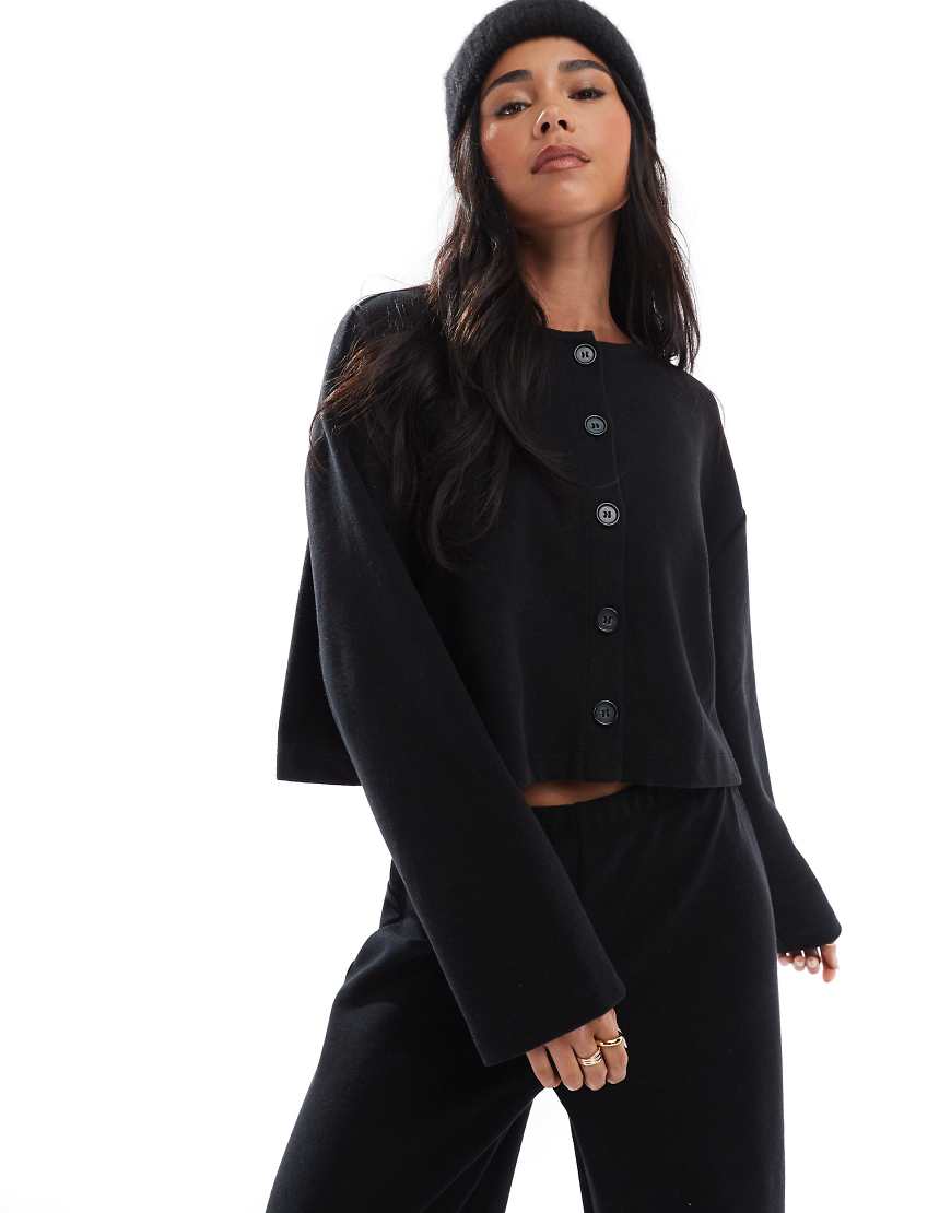 Miss Selfridge - Strickjacke in Schwarz mit weicher Rippenstruktur Miss Selfridge - Strickjacke in Schwarz mit weicher Rippenstruktur von Miss Selfridge