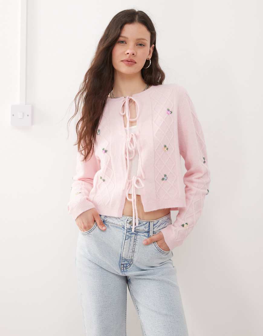 Miss Selfridge - Strickjacke in Zartrosa mit Blumenverzierung Miss Selfridge - Strickjacke in Zartrosa mit Blumenverzierung von Miss Selfridge