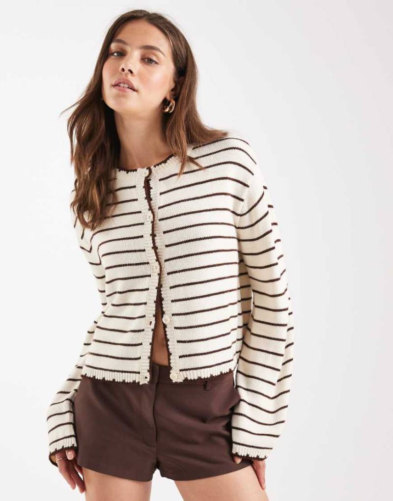 Miss Selfridge - Strickjacke in buttermilchgelb gestreift mit Languettenstich-Rosa von Miss Selfridge