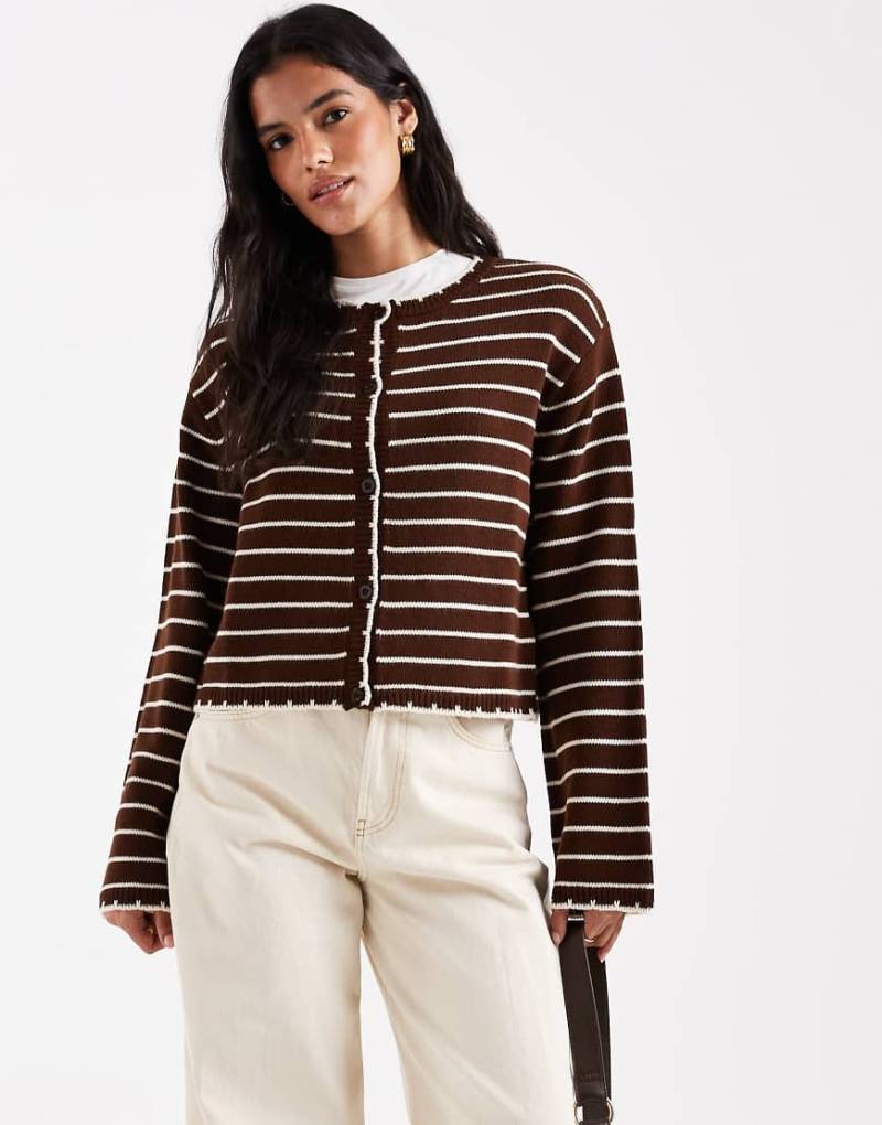 Miss Selfridge - Strickjacke in gestreiftem Braun mit Knopfleiste-Brown Miss Selfridge - Strickjacke in gestreiftem Braun mit Knopfleiste-Brown von Miss Selfridge