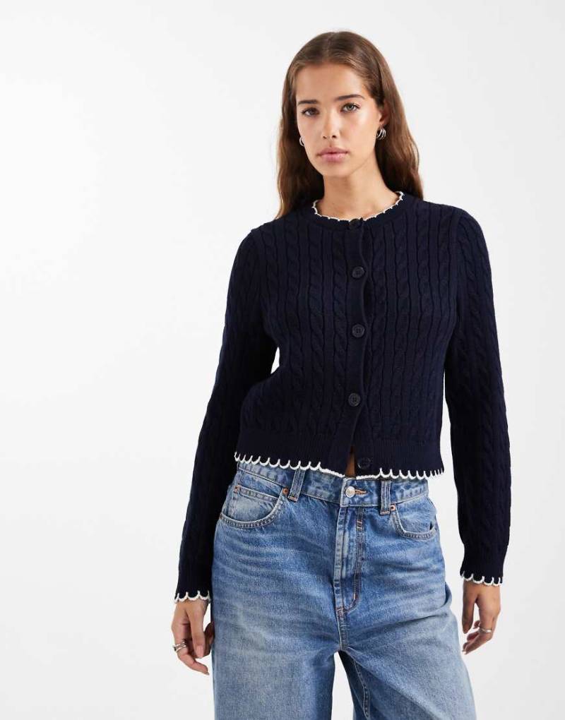 Miss Selfridge - Strickjacke mit Zopfmuster und Languettenstich in Marineblau Miss Selfridge - Strickjacke mit Zopfmuster und Languettenstich in Marineblau von Miss Selfridge