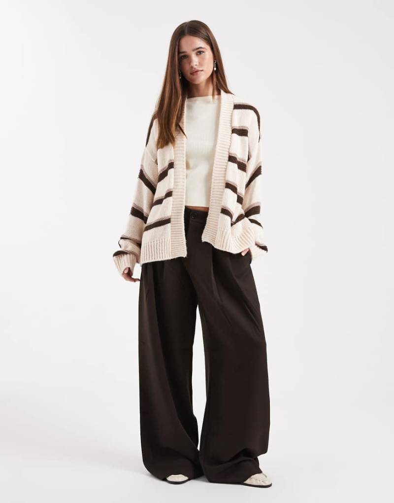 Miss Selfridge - Strickjacke mit offenem Design in braun gestreift-Weiß von Miss Selfridge