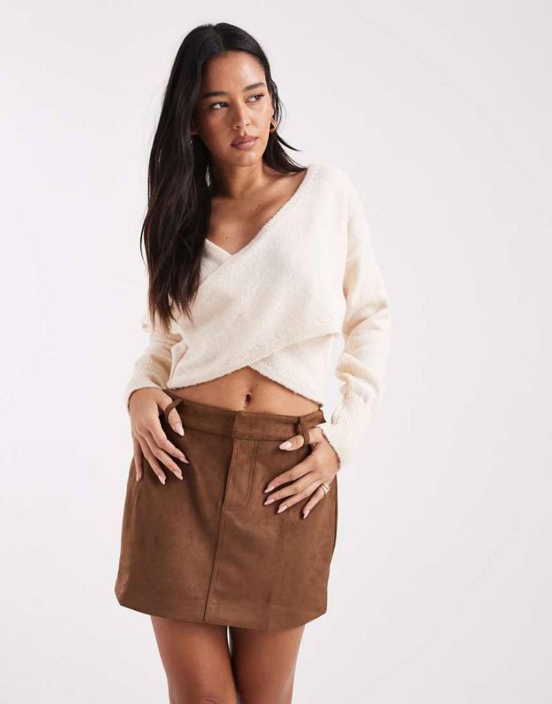 Miss Selfridge - Strickoberteil in Cremeweiß mit Wickeldesign-Grau von Miss Selfridge