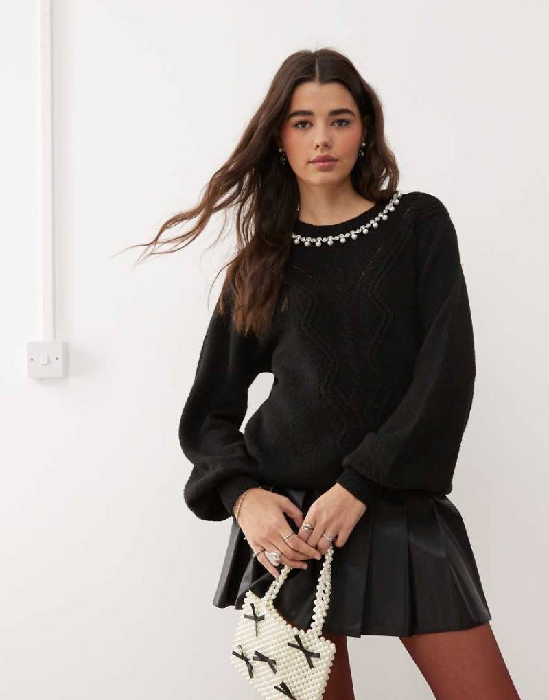 Miss Selfridge - Strickpullover in Schwarz mit Zopfmuster und Kunstperlen- und Strassbesatz am Ausschnitt von Miss Selfridge