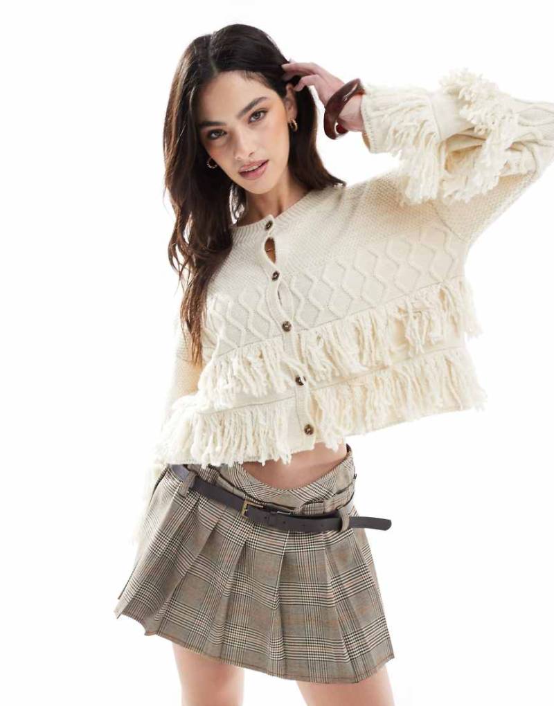 Miss Selfridge - Boho-Strickjacke in Cremeweiß mit Fransen von Miss Selfridge