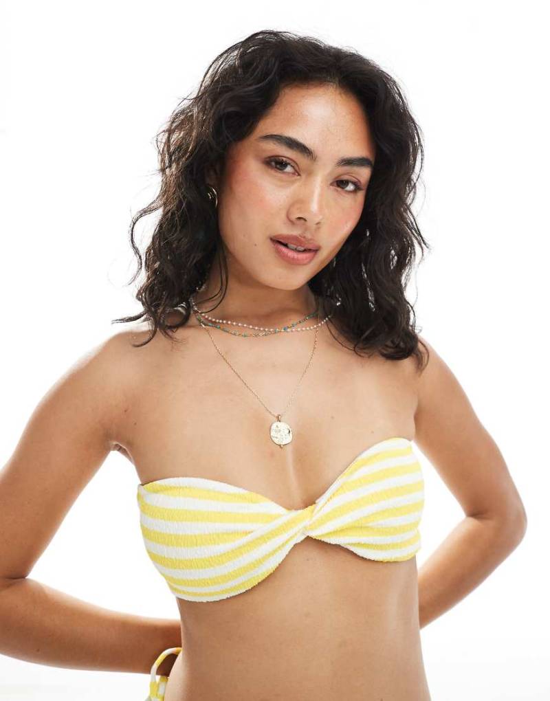 Miss Selfridge - Strukturiertes, trägerloses Bikinioberteil in gestreiftem Gelb mit verdrehtem Detail von Miss Selfridge