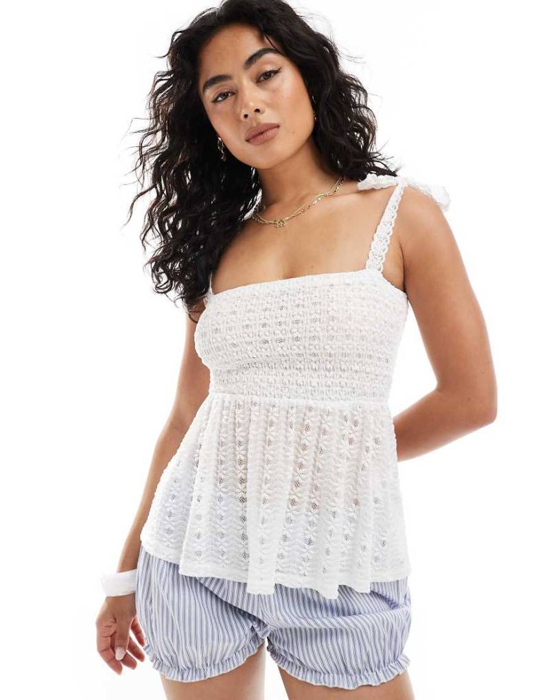 Miss Selfridge - Strukturiertes Camisole-Top aus Spitze in Creme mit gebundenen Trägern-Weiß von Miss Selfridge