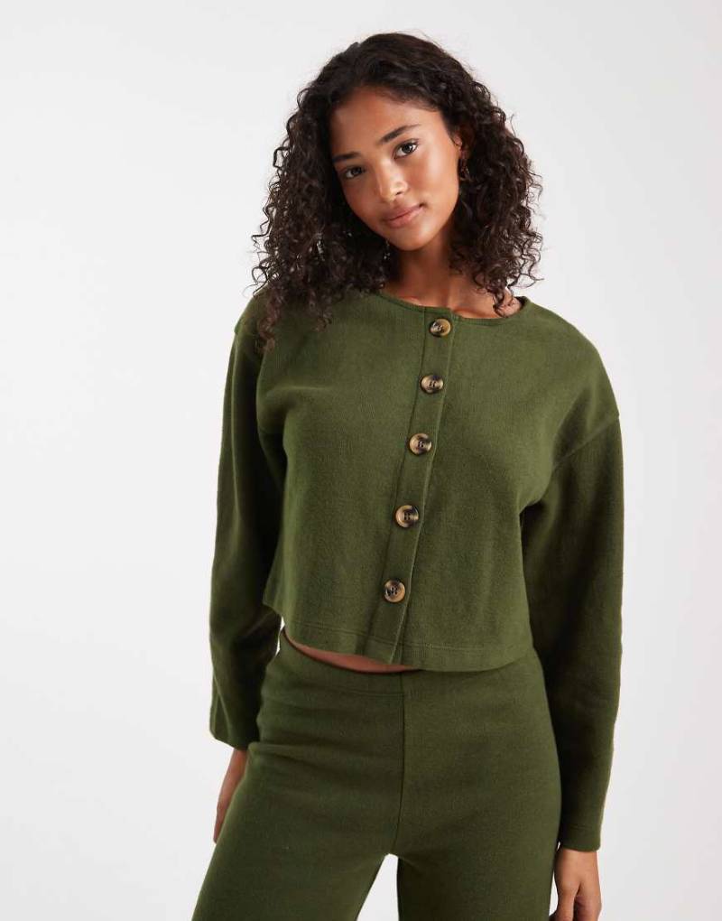 Miss Selfridge - Superweiche Strickjacke in Olivgrün, Kombiteil Miss Selfridge - Superweiche Strickjacke in Olivgrün, Kombiteil von Miss Selfridge