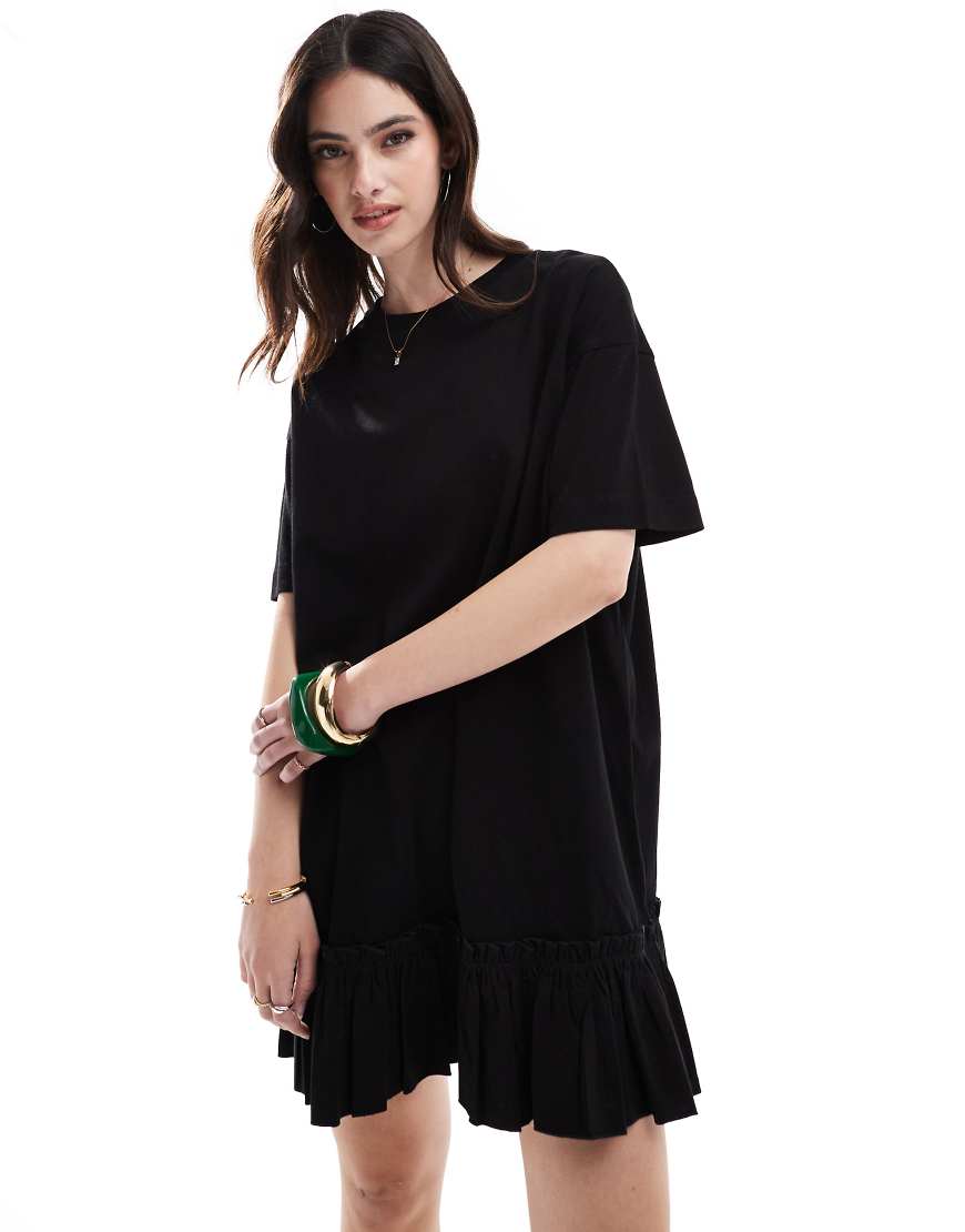 Miss Selfridge - T-Shirt-Kleid aus Popeline in Schwarz mit Rüschendetail Miss Selfridge - T-Shirt-Kleid aus Popeline in Schwarz mit Rüschendetail von Miss Selfridge