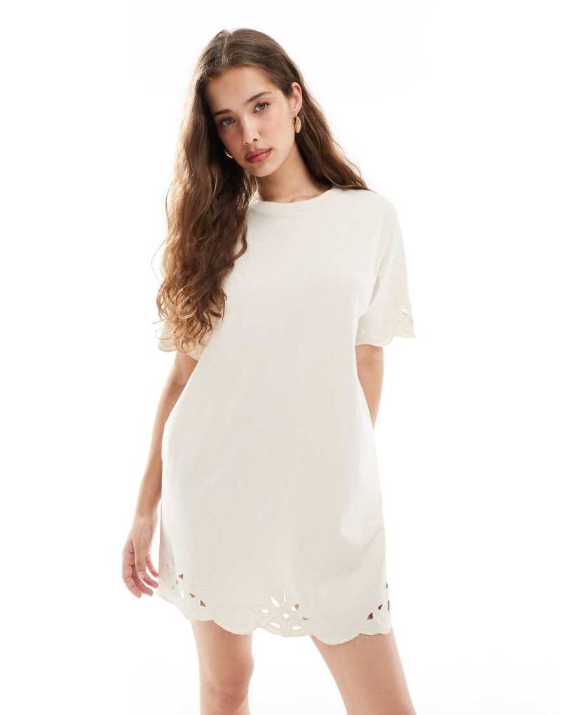 Miss Selfridge - T-Shirt-Kleid in Ecru mit Lockstickerei-Rand-Weiß von Miss Selfridge