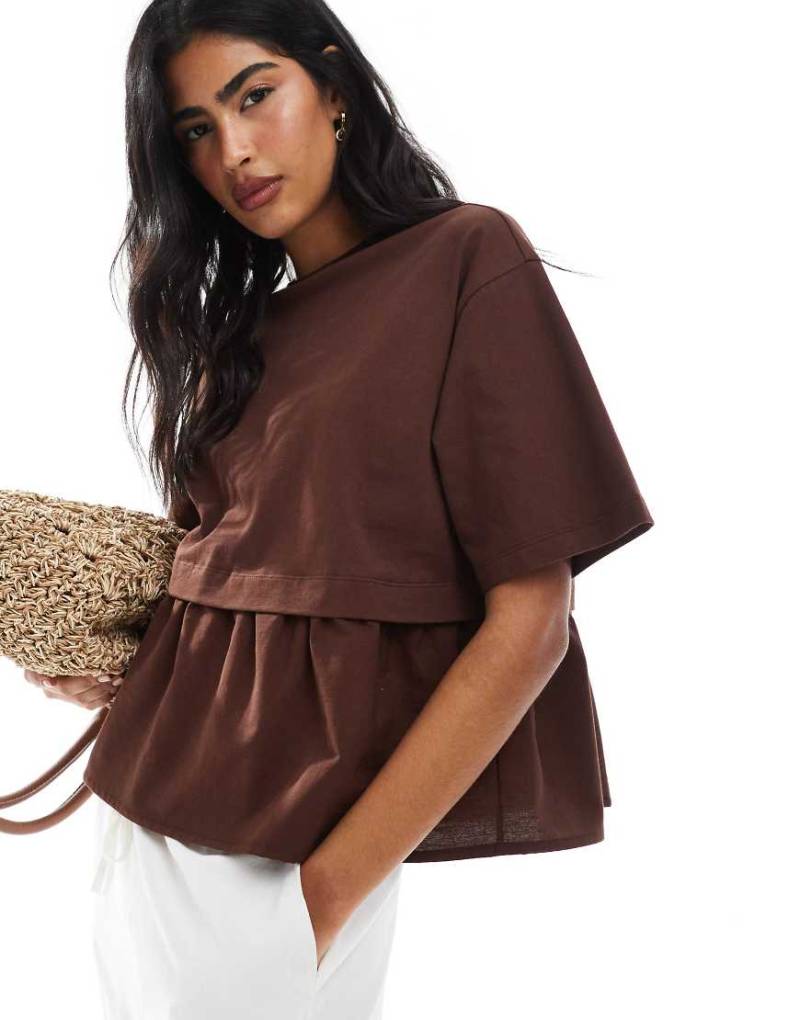 Miss Selfridge - T-Shirt aus Popeline-Mix in Schokobraun mit Rüschensaum von Miss Selfridge