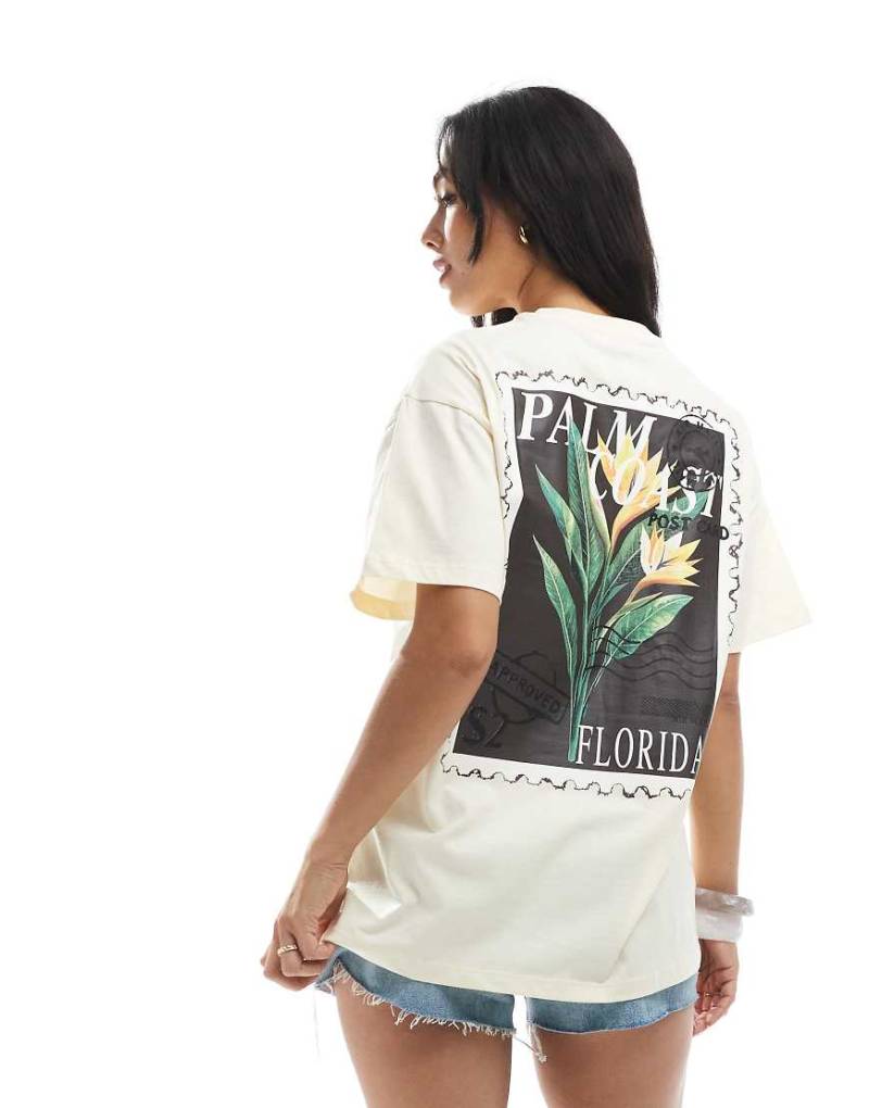 Miss Selfridge - T-Shirt in Buttergelb mit „Palm Coast"-Postkartenprint mit Blumenmotiv-Neutral von Miss Selfridge