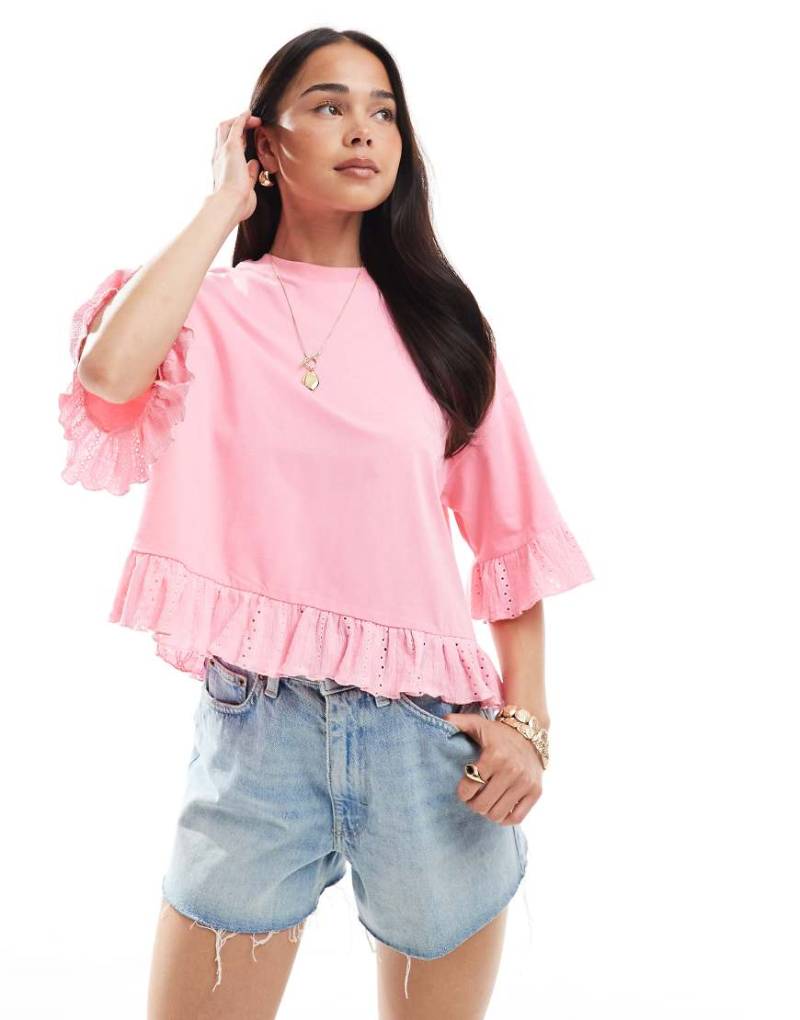 Miss Selfridge - T-Shirt in Hellrosa mit Rüschensaum Miss Selfridge - T-Shirt in Hellrosa mit Rüschensaum von Miss Selfridge