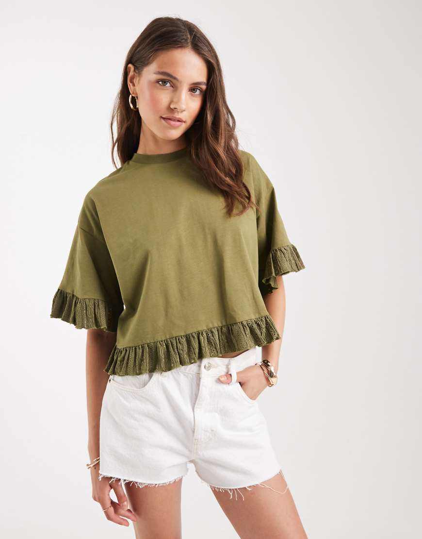 Miss Selfridge - T-Shirt in Olivgrün mit Rüschensaum von Miss Selfridge