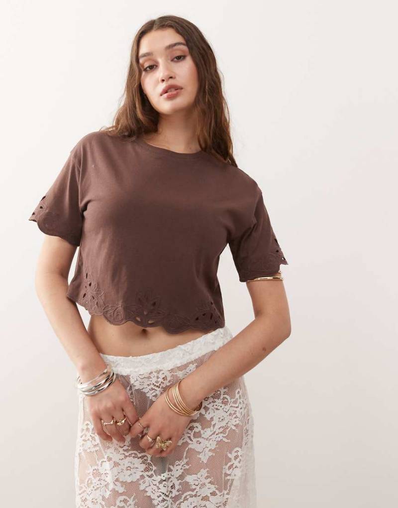 Miss Selfridge - T-Shirt in Schokobraun mit Lockstickerei-Rand-Schwarz von Miss Selfridge