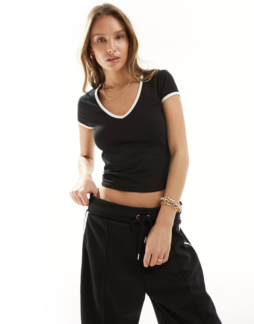 Miss Selfridge - T-Shirt in Schwarz mit V-Ausschnitt und Zierstreifen in Weiß von Miss Selfridge