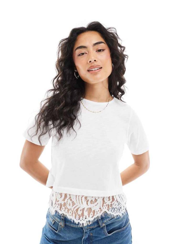 Miss Selfridge - T-Shirt in Weiß mit Spitzen-Einsatz und Muschelsaum von Miss Selfridge