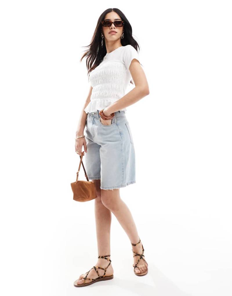 Miss Selfridge - T-Shirt in Weiß mit gesmoktem Detail von Miss Selfridge