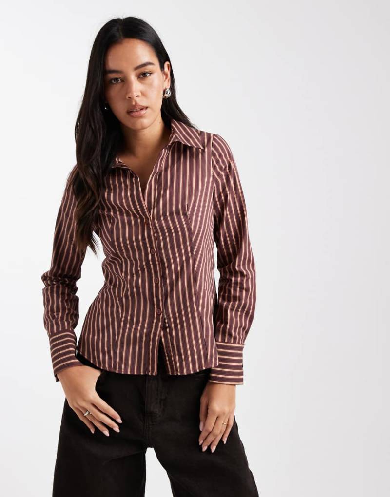 Miss Selfridge - Taillierte Hemdbluse aus Popeline in gestreiftem Braun-Bunt von Miss Selfridge