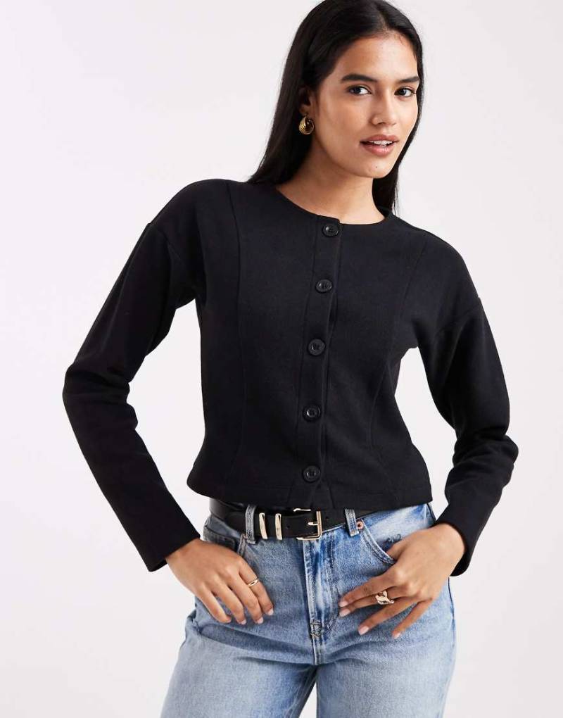 Miss Selfridge - Taillierte Strickjacke aus angerautem Rippstrick in Schwarz Miss Selfridge - Taillierte Strickjacke aus angerautem Rippstrick in Schwarz von Miss Selfridge