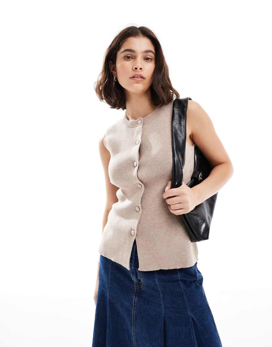 Miss Selfridge - Taillierte Strickweste in Mokka-Brown von Miss Selfridge