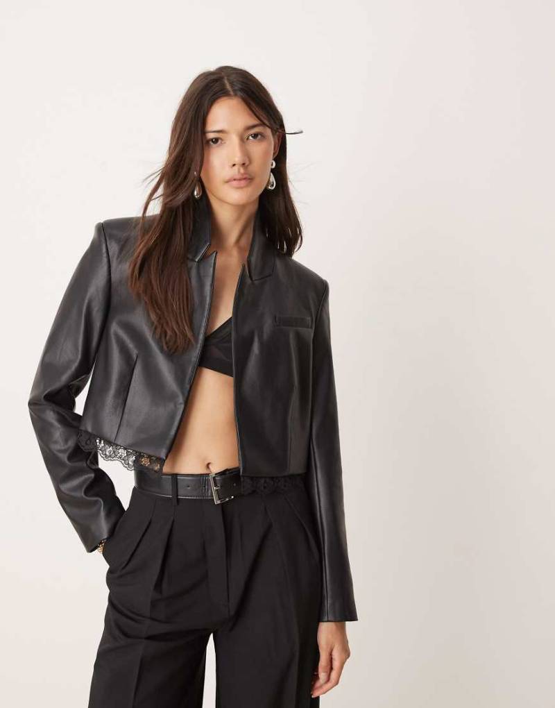 Miss Selfridge - Taillierter, kurzer Blazer in Schwarz von Miss Selfridge